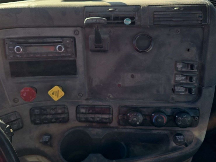 2014-freightliner-cascadia-125-image-10