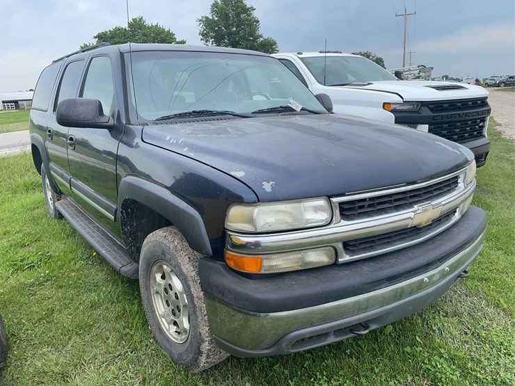 2005-chevrolet-suburban-image-2