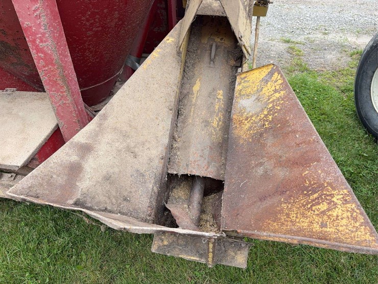 new-holland-354-image-8