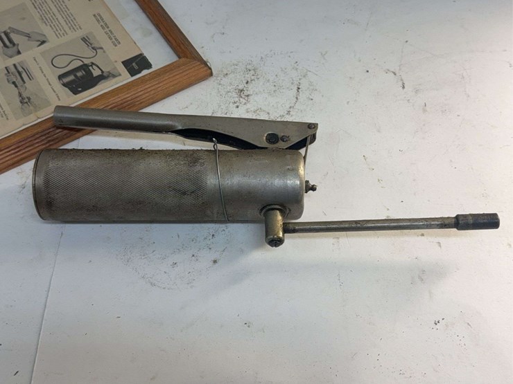 alemite-model-4021-lever-grease-gun-with-documentation-image-3