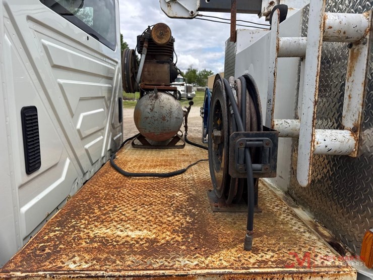 2004-international-durastar-4300-image-11
