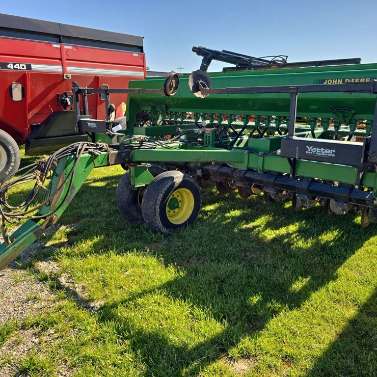 JOHN DEERE 750