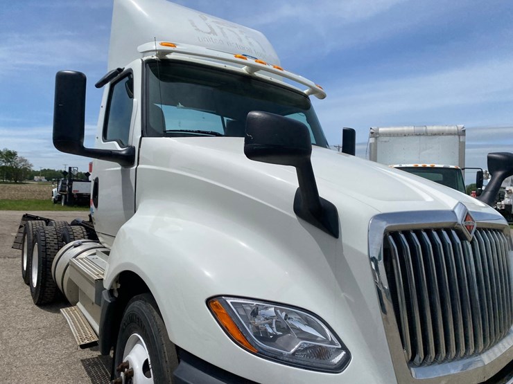 2019-international-lt625-day-cab-semi-tractor-image-10