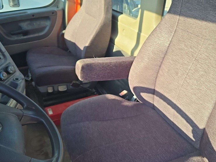 2014-freightliner-cascadia-125-image-8