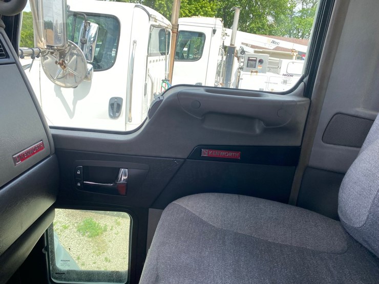2014-kenworth-t400-single-axle-day-cab-semi-tractor-image-57