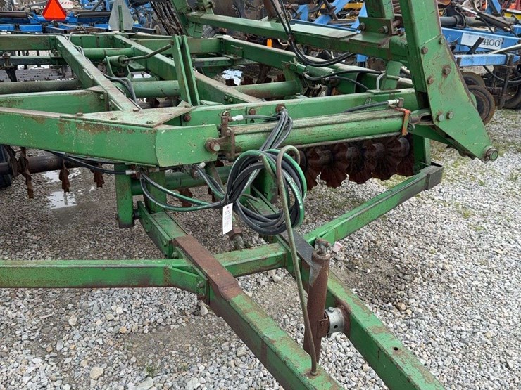 john-deere-335-image-3