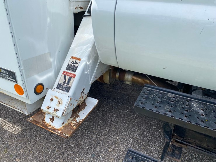 2008-ford-f-750-bucket-truck-image-61