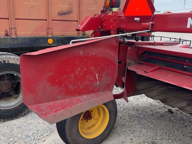 2022-new-holland-210-image-10