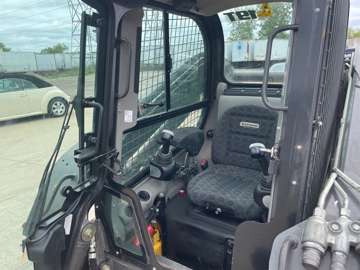 2019-new-holland-c232-image-24