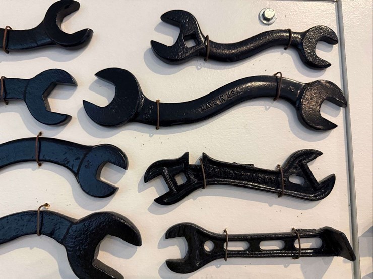 collection-of-metal-wrenches-image-11