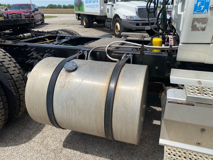 2019-international-lt625-day-cab-semi-tractor-image-56