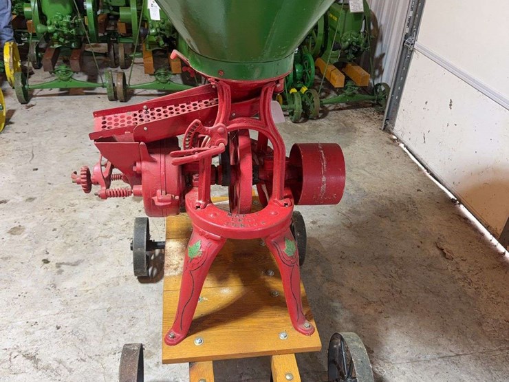 maple-leaf-jr.-grain-grinder-image-4