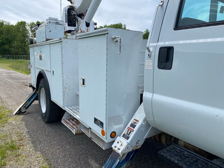 2008-ford-f-750-bucket-truck-image-16