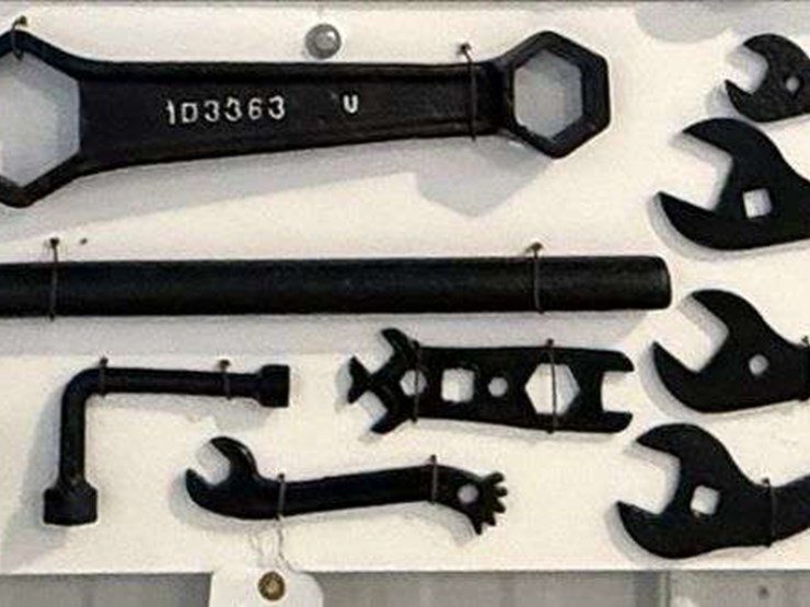 collection-of-metal-wrenches-image-5