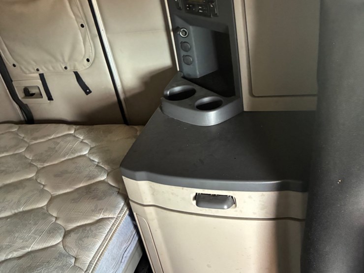 2019-peterbilt-579-image-11