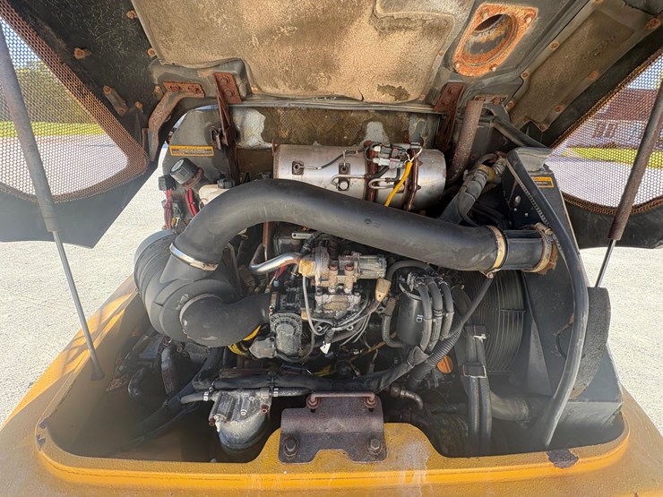 2020-deere-304l-image-16