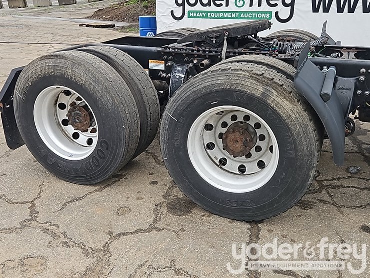 2019-freightliner-cascadia-116-image-13