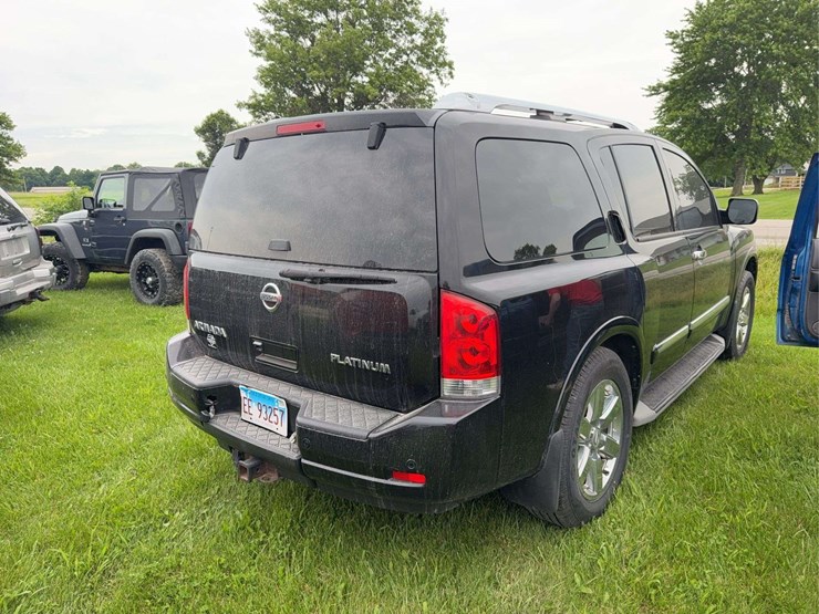 2013-nissan-armada-image-3