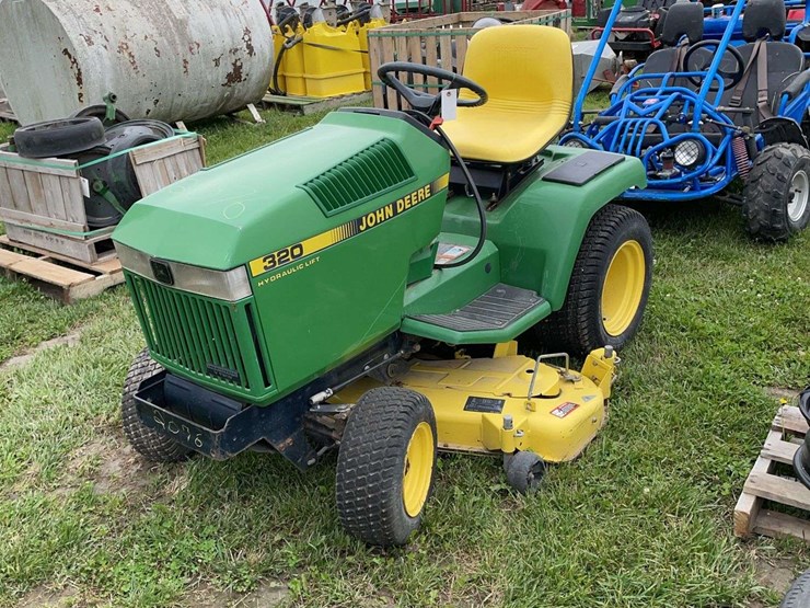 john-deere-320-image-2
