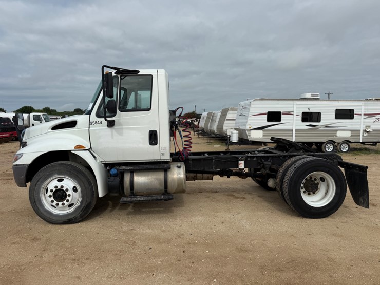 2018-international-durastar-4300-image-8