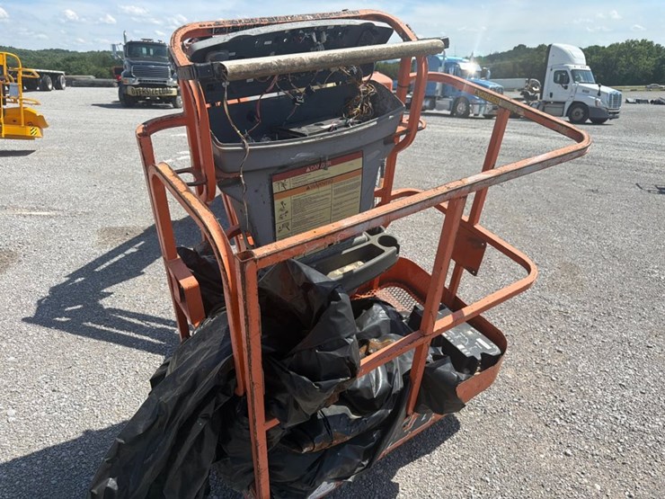2005-jlg-e400ajp-image-10