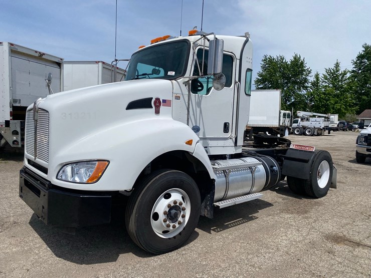 2014-kenworth-t400-single-axle-day-cab-semi-tractor-image-1