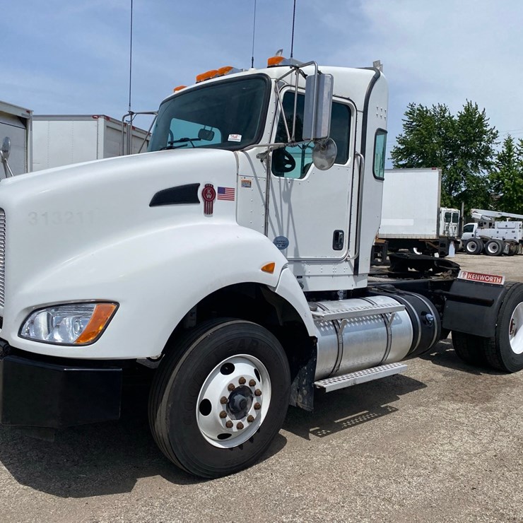 2014 Kenworth T400 Single axle Day Cab Semi Tractor