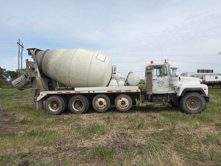 mack-cement-truck-image-4