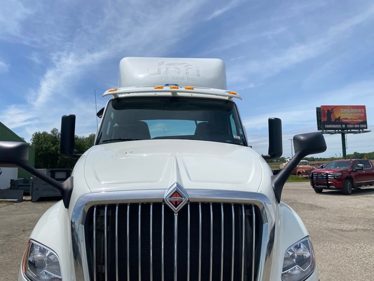 2019-international-lt625-day-cab-semi-tractor-image-8