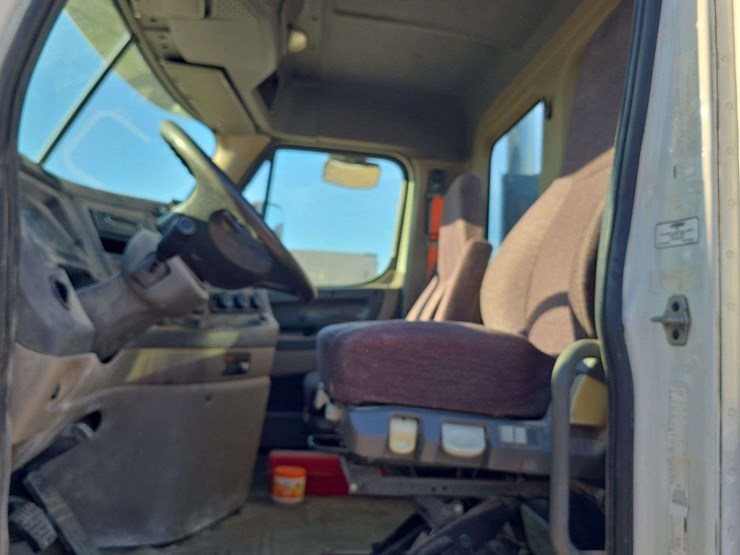 2014-freightliner-cascadia-125-image-7
