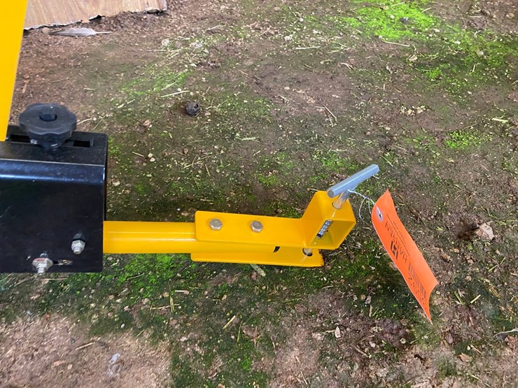 #3592-•-yardworks-pull-behind-feed-spreader-image-7