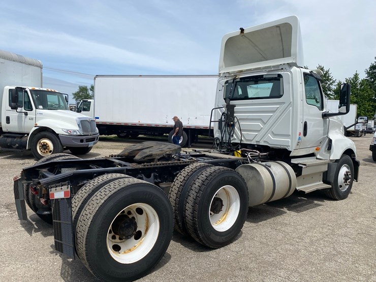 2019-international-lt625-day-cab-semi-tractor-image-4