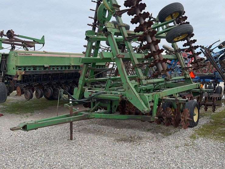 john-deere-335-image-2