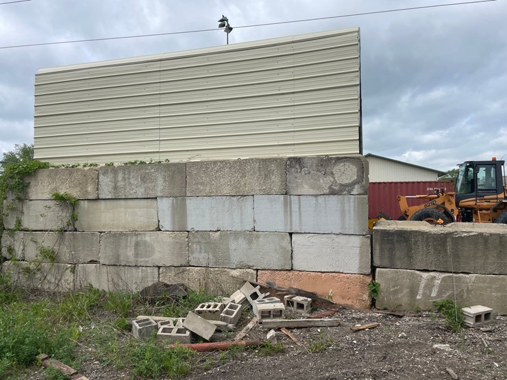 #6002-•-concrete-block-and-metal-salt-cover-structure-image-3