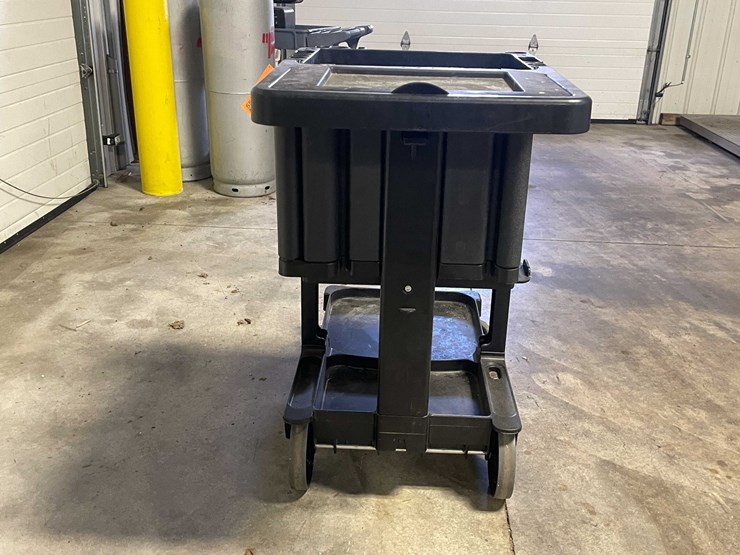 #5513-•-rubbermaid-cart-image-4
