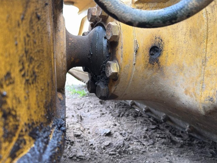 2018-caterpillar-d6k-image-34