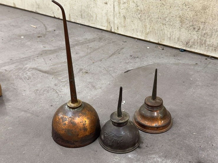 assorted-oil-cans,-including-ford-marked-can-image-1