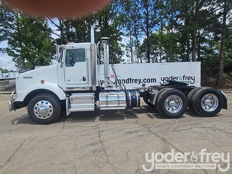 2020-kenworth-t800-image-2