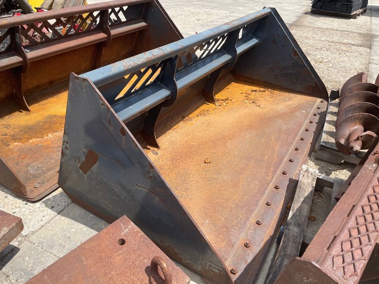 #6015-•-virnig-universal-mount-smooth-edge-skidsteer-bucket-image-4