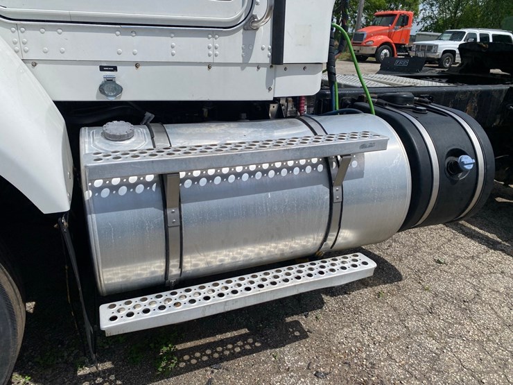 2014-kenworth-t400-single-axle-day-cab-semi-tractor-image-11