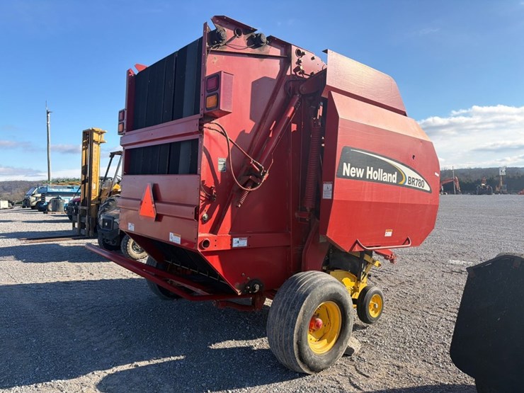 new-holland-br780-image-2