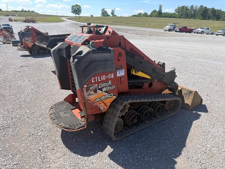2015-ditch-witch-sk850-image-4