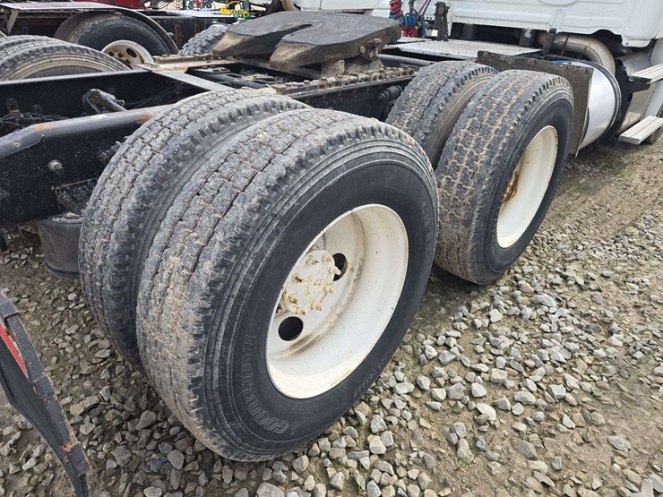 2015-freightliner-cascadia-125-image-9