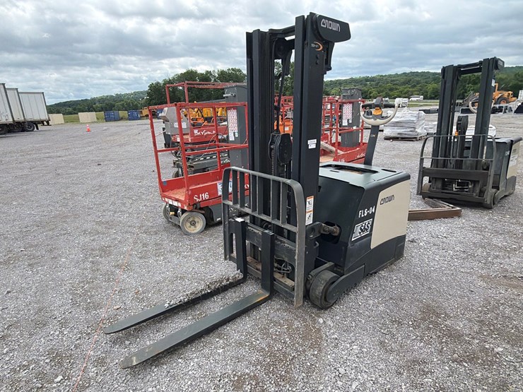 #99-•-crown-shc-5500-25-walkie-electric-stacker-forklift-image-1