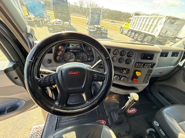 2018-peterbilt-579-image-22