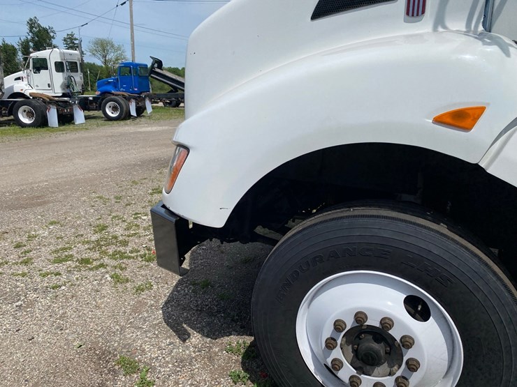2014-kenworth-t400-single-axle-day-cab-semi-tractor-image-15