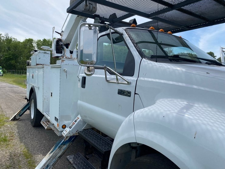2008-ford-f-750-bucket-truck-image-15