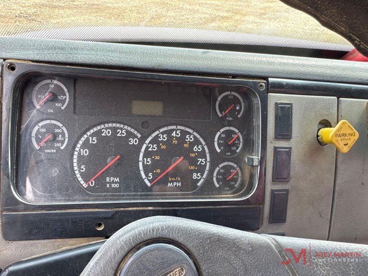 2001-freightliner-fl70-image-34