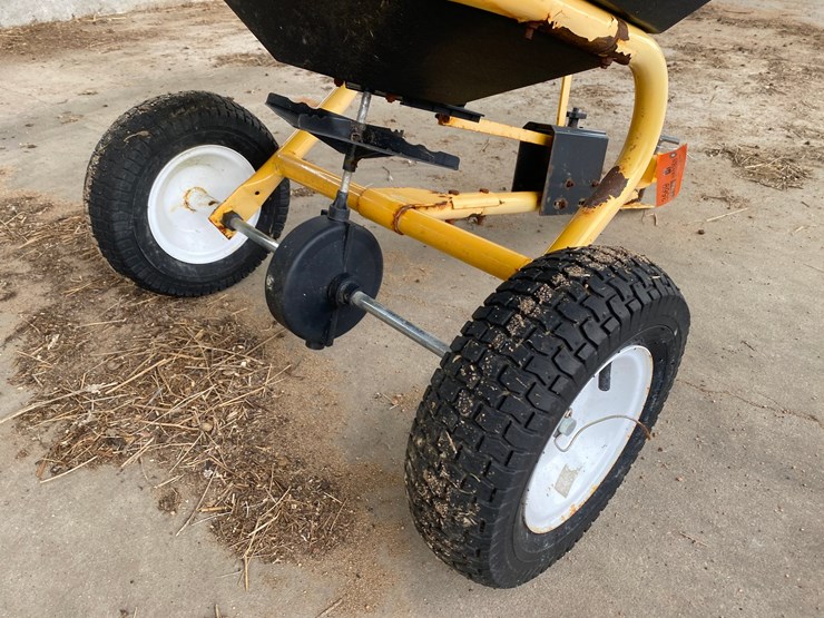 #3569-•-yardworks-pull-behind-seed-spreader-image-5