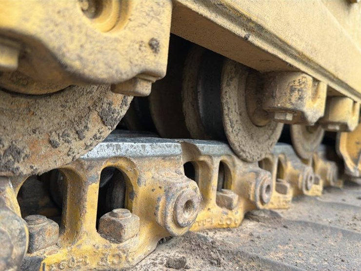 2018-caterpillar-d6k-image-16